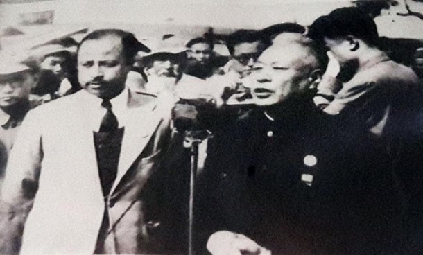 Mayor U Khan, left, with Chinese President Liu Shaoqi, who was visiting Taunggyi.