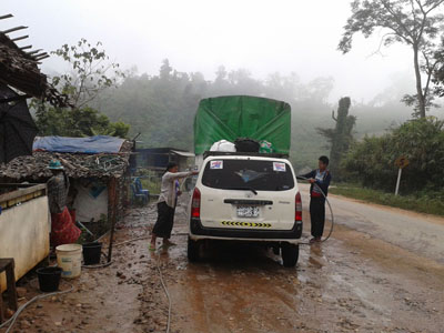  A car being washed on the mountain road between Kawkeraik and Myawaddy townships, en route to the DKBA Headquarters in Sone Seen Myaing. (Photo:Lawi Weng/The Irrawaddy)