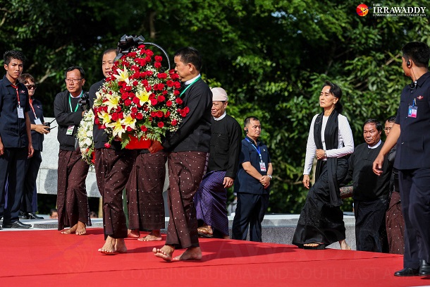 State Counselor Aung San Suu Kyi, who is also the daughter of Gen Aung San, pays respect to the fallen national heroes. (Photo: Pyay Kyaw / The Irrawaddy)