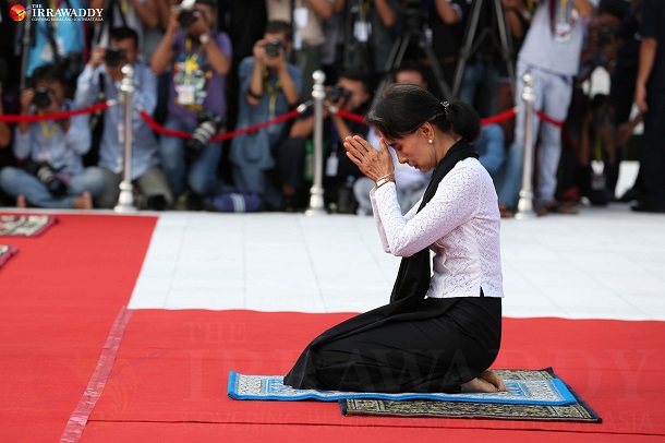 State Counselor Aung San Suu Kyi, who is also the daughter of Gen Aung San, pays respect to the fallen national heroes. (Photo: Pyay Kyaw / The Irrawaddy)