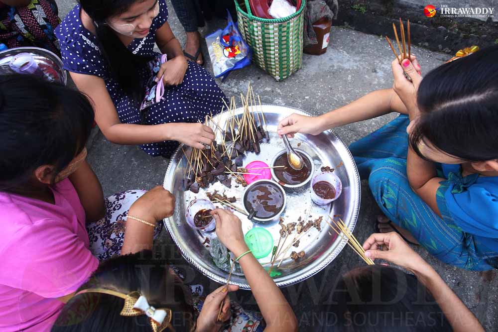 Local Burmese eat street food in downtown Rangoon. (Photo: J Paing / The Irrawaddy)