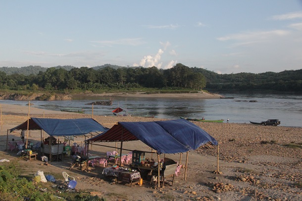 Shops on the banks of the Myitsone.(Photos: Nan Lwin Hnin Pwint / The Irrawaddy)