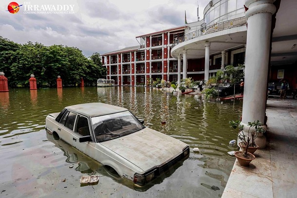  With the swelling of the Irrawaddy and Dokhtawaddy rivers, flood water has been inundating Yadanabon University and other low-lying areas in the city of Mandalay since Sunday. The university has been closed temporarily and students have moved out of the campus hostels, to flee the flooding, pictured here. (Photo: Zaw Zaw / The Irrawaddy)