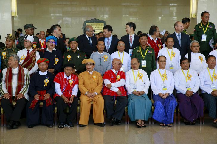 Ex-President Thein Sein (front row, 4th R), government officials, ethnic armed group representatives and international witnesses pose for a picture after the signing ceremony of the Nationwide Ceasefire Agreement (NCA) in Naypyidaw on October 15, 2015.  (Photo: Soe Zeya Tun / Reuters)
