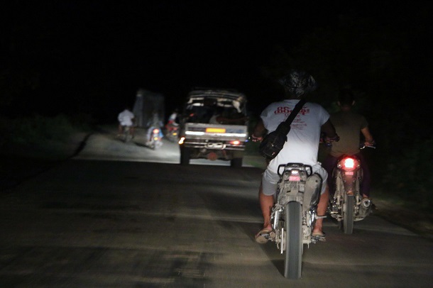After quickly questioning the detained, police sped off to West Khone Thar Village, located on Kalay’s outskirts, to find a man who allegedly provided the confiscated drugs. (Photo: Swe Win / Myanmar Now)