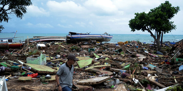 Rescuers Dig Through Rubble for Survivors After Indonesian Tsunami ...