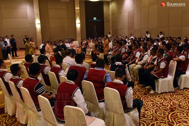 State Counselor Aung San Suu Kyi answers questions from representatives from Wa and Mongla communities during a brief meeting in Naypidaw on Friday, July 29, 2016. (Photo: JPaing / The Irrawaddy)