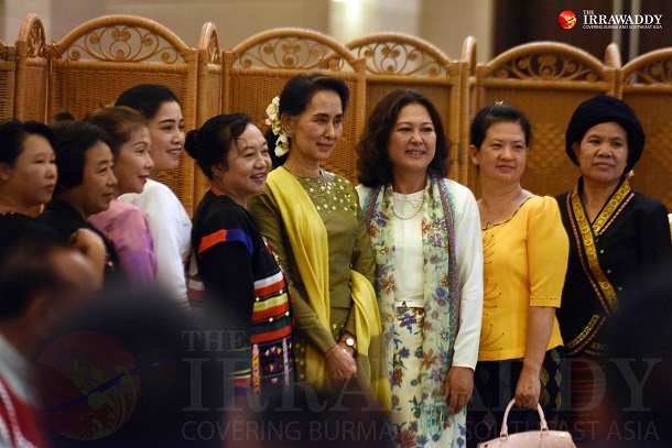 State Counselor Aung San Suu Kyi poses for a photo with women from Wa and Mongla communities during a brief meeting in Naypidaw on Friday, July 29, 2016. (Photo: JPaing / The Irrawaddy)