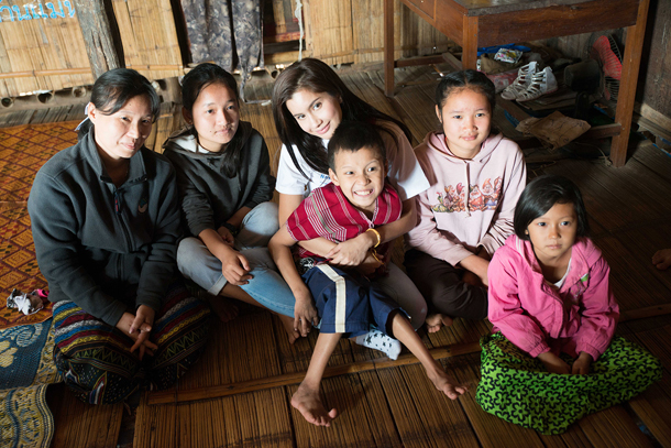 Thai actress and model Priya “Pu” Suandokmai visits a refugee family from Burma in the Mae La camp on the Thai-Burma border. (Photo: UNHCR)