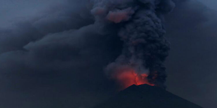 Indonesia Extends Bali Airport Closure Due to Agung Eruption